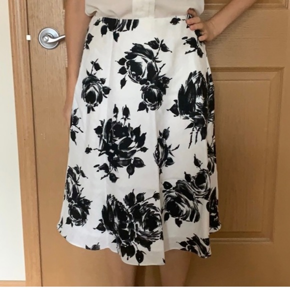 TALBOTS100%LINEN FLORAL MIDI FLARE SKIRT SIDE ZIPPER CREAM AND BLACK SIZE 8 - Picture 3 of 7